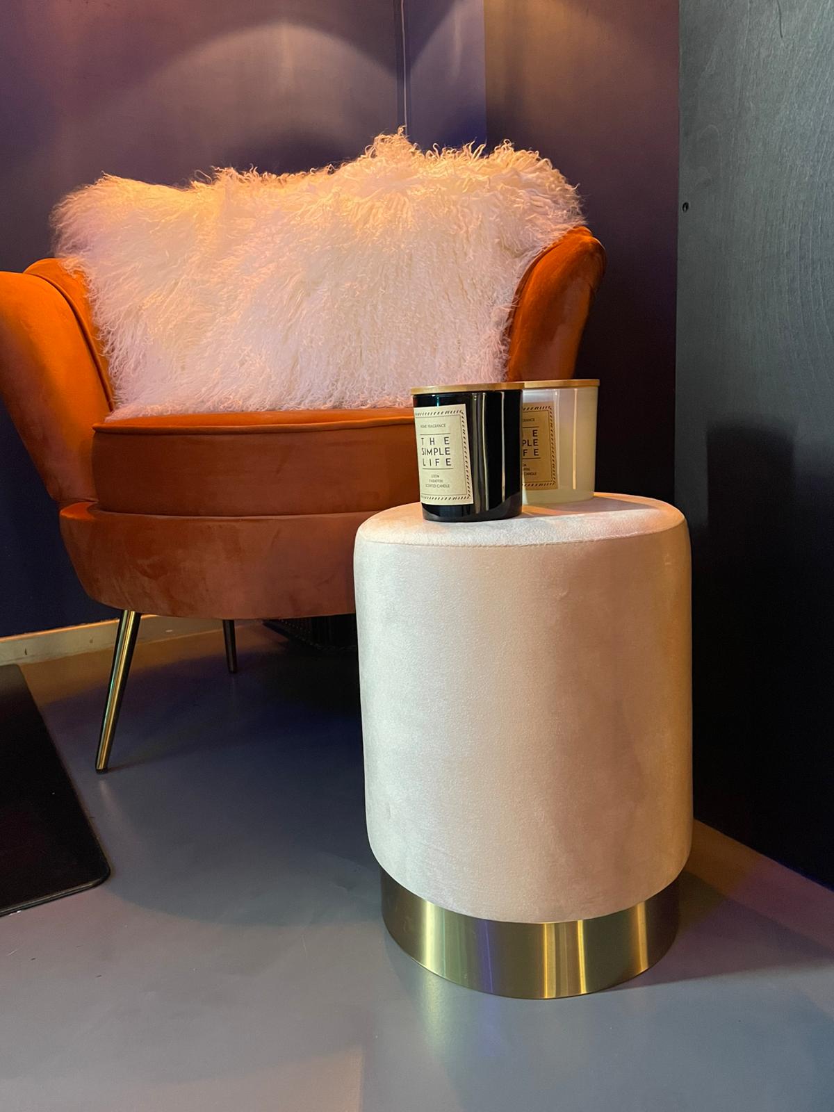 Velvet poefje crème met gouden afwerking